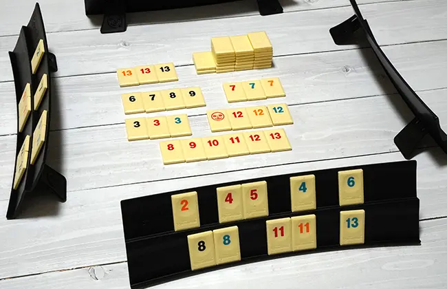 ラミィキューブ｜数字タイルで組み合わせを作って場に出していくボードゲーム